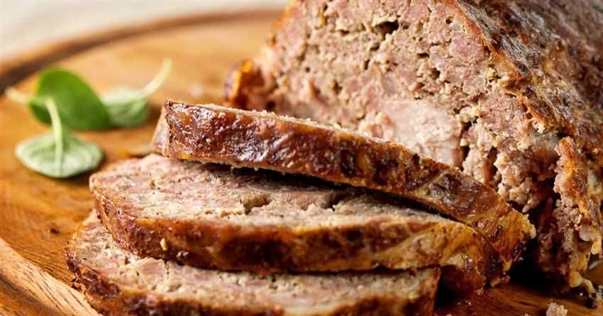 Die Garzeit von Hackbraten hängt von vielen Faktoren ab, einschließlich der Ofentemperatur, der Dicke und Form des Fleisches sowie vom Inhalt des Hackbratens. Eine grobe Richtlinie für ein 1 kg Hackbraten könnte bei 180°C im Ofen eine Garzeit von etwa 1,5 Stunden haben. Ein Hackbraten mit einer höheren Dicke und einer runderen Form benötigt möglicherweise länger, um durchzukochen.