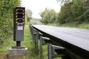 Im Allgemeinen wird bei allen Straßen geblitzt, auf denen eine Höchstgeschwindigkeit vorgeschrieben ist. Die Toleranzgrenze variiert allerdings je nach Bundesland oder Stadt. Wenn die Verkehrsteilnehmer innerhalb einer Ortschaft mit mehr als 50 Kilometer pro Stunde geblitzt werden, handelt es sich um eine Straftat. Außerhalb von Ortschaften liegt die Straftatengrenze bei 70 Kilometer pro Stunde.