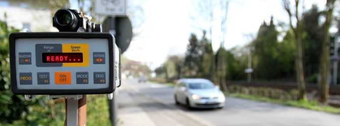 Je nach Geschwindigkeitsüberschreitung drohen unterschiedlich hohe Bußgelder, Punkte in Flensburg und sogar Fahrverbote. Bei einer Überschreitung von bis zu 20 Kilometer pro Stunde bekommen Autofahrer normalerweise nur eine Verwarnung. Allerdings können bei besonders schwierigen Verkehrsfällen auch in diesem Bereich Bußgelder verhängt werden. Werden Grenzen deutlich überschritten, kann es zu empfindlichen Strafen kommen. In einigen Fällen werden sogar Punkte in Flensburg oder Fahrverbote verhängt.