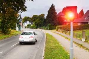 Das Blitzen an Verkehrskontrollpunkten ist für viele Autofahrer ein bekanntes Phänomen. Manchmal geschieht es aus Versehen und manchmal werden die Fahrer absichtlich zu schnell unterwegs sein. Aber ab welchem Tempo wird man eigentlich geblitzt und welche Strafen drohen? Einige Faktoren, wie der Ort des Blitzens und die Art der Straße, spielen eine wesentliche Rolle.