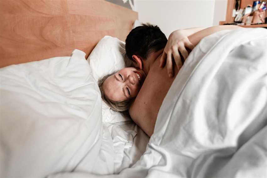 Der Orgasmus ist ein Höhepunkt sexueller Erregung und ein einzigartiges körperliches Erlebnis, das sowohl Männer als auch Frauen erfahren können. In diesem Artikel werden wir speziell auf den Orgasmus beim Mann eingehen und versuchen zu beschreiben, wie sich dieser anfühlen kann.