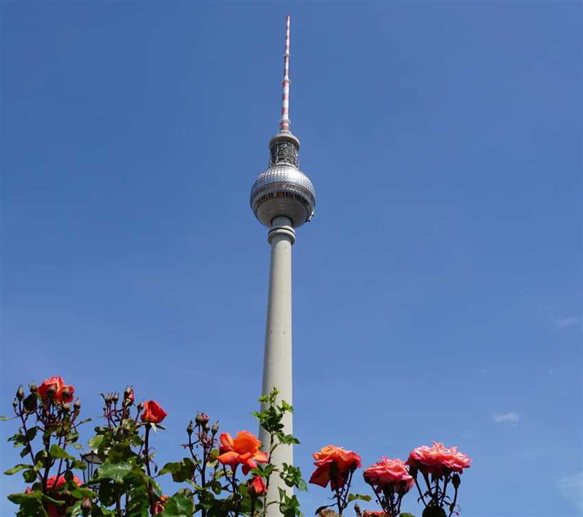 Ob tagsüber oder bei Nacht, der Besuch des Fernsehturms Berlin ist stets ein unvergessliches Erlebnis und bietet einen traumhaften Blick über die deutsche Hauptstadt. Besonders zu empfehlen ist der Besuch des Turms zur blauen Stunde, wenn sich die Stadt im Abendlicht präsentiert.