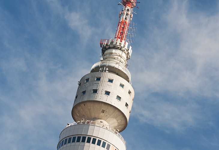 Der Fernsehturm in Dortmund ist ein Wahrzeichen der Stadt und eine der bekanntesten Sehenswürdigkeiten im Ruhrgebiet. Er wurde in den frühen 1960er Jahren als Sendeturm für das Fernsehen gebaut und ist seitdem ein wichtiger Punkt im Stadtbild.