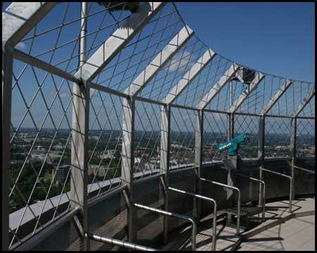 Der Fernsehturm hat eine Höhe von 219,60 Metern und ist damit das höchste Bauwerk in Nordrhein-Westfalen. Die Aussichtsplattform in einer Höhe von 141 Metern bietet einen herrlichen Blick über die Stadt und das umliegende Ruhrgebiet. 