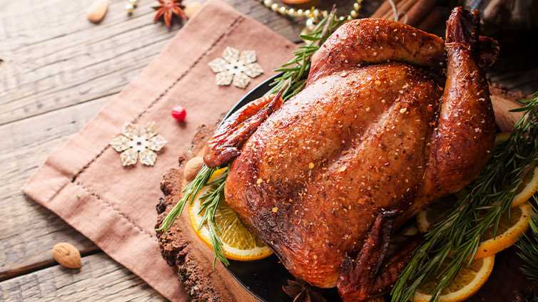 Die genaue Dauer, die es braucht, um einen Truthahn im Ofen zu braten, hängt von der Größe des Tieres ab. Es wird empfohlen, dass man pro Pfund ungefähr 15 Minuten braten lassen sollte, aber auch andere Faktoren wie die Temperatur des Ofens, die verwendete Bratpfanne und ob der Truthahn gefüllt ist oder nicht, werden Berücksichtigung finden müssen.