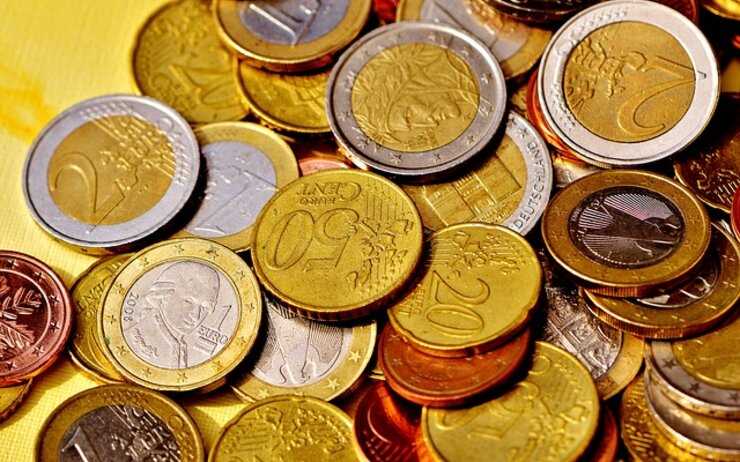 Obwohl der Euro auf dem Finanzmarkt erfolgreich war, mussten die Menschen in Europa bis zum 1. Januar 2002 warten, bis sie Euro-Banknoten und -Münzen in ihren Händen halten konnten, da die Umstellung auf die neue Währung Zeit benötigte.