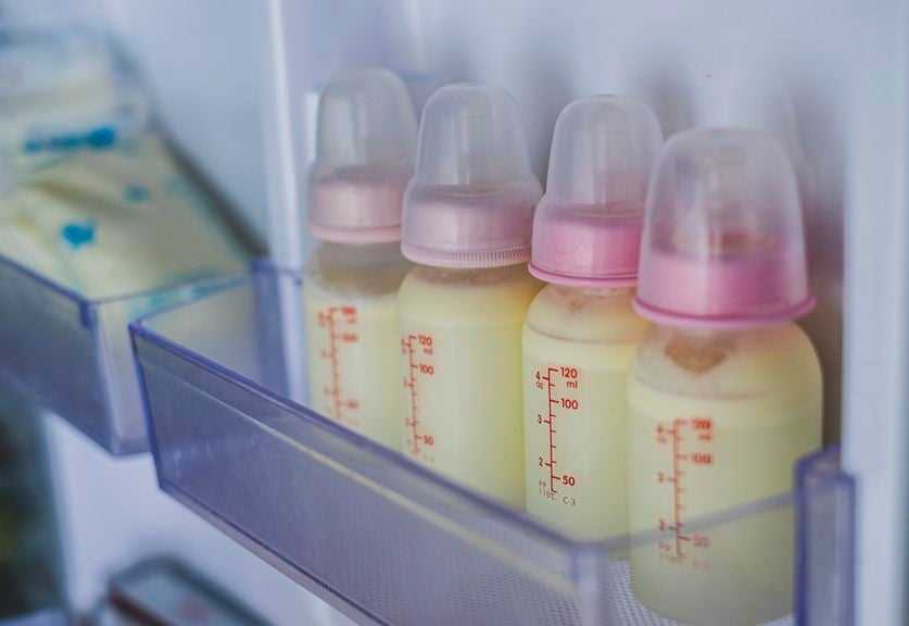 Wie sollte Muttermilch bei Zimmertemperatur aufbewahrt werden?