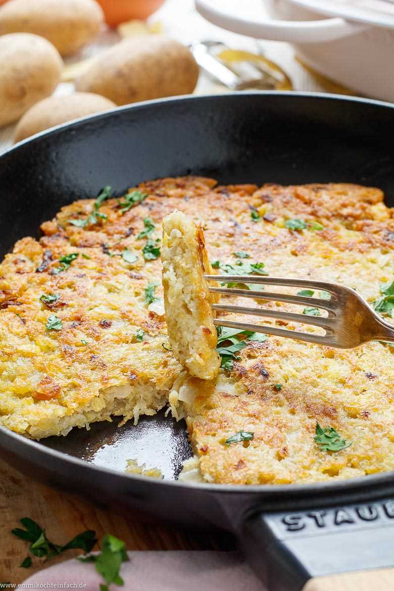  Nach ein paar Minuten drehen Sie die Rösti um und braten sie auf der anderen Seite, bis sie goldbraun und knusprig sind. Sie können auch Speck oder Käse hinzufügen, um den Geschmack zu variieren. Servieren Sie Rösti heiß und genießen!