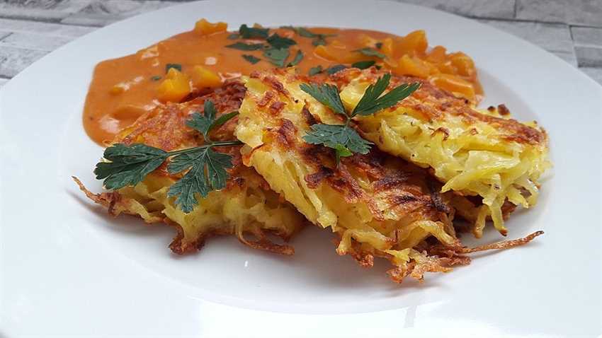  Erhitzen Sie eine Pfanne mit etwas Öl und geben Sie die Kartoffelmasse hinein. Drücken Sie die Masse mit einem Spatel zusammen, um eine flache runde Form zu bilden, die den Boden der Pfanne bedeckt.