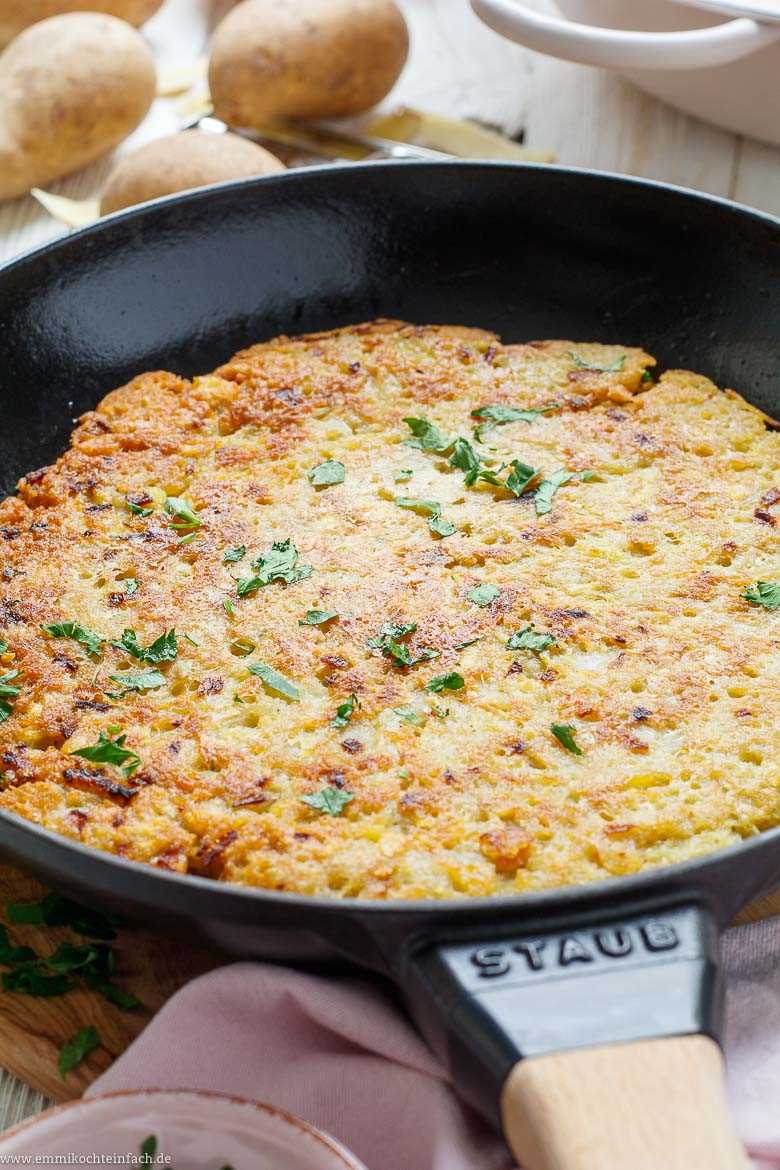  Rösti ist ein traditionelles Schweizer Gericht, das aus Kartoffeln hergestellt wird. Es ist leicht zuzubereiten und kann als Beilage oder auch als Hauptgericht serviert werden.