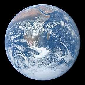 Die Erde ist unser Heimatplanet und wir alle haben eine Vorstellung davon, wie sie aussieht - grün, blau und braun. Aber wie sieht die Erde aus der Perspektive des Weltraums aus? Was können Astronauten von oben sehen?